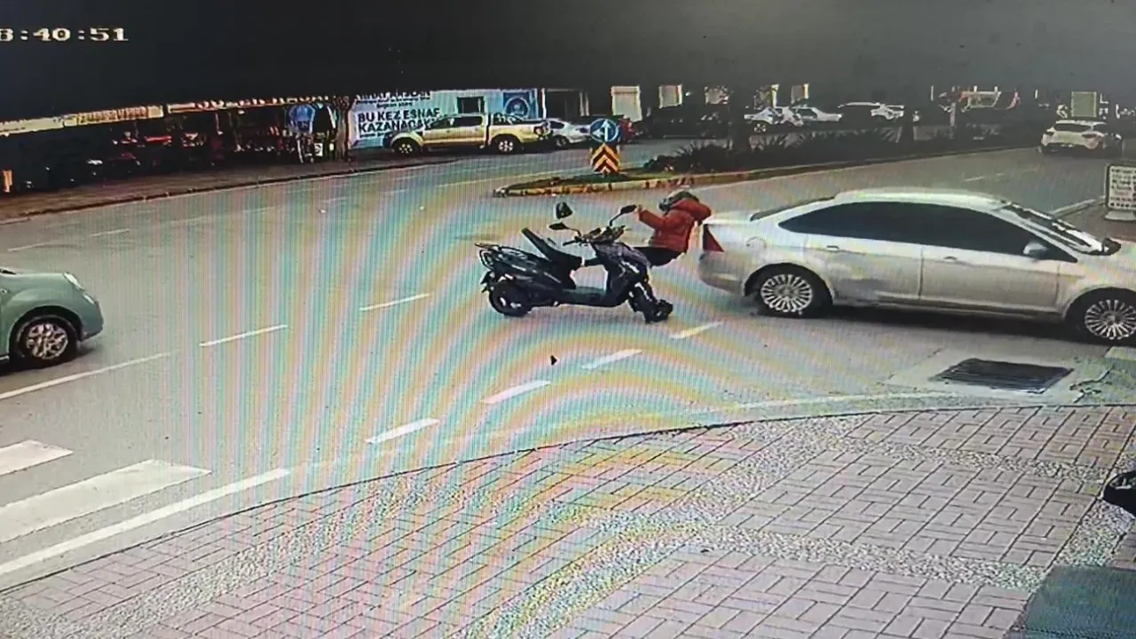 Otomobile dalan motosiklet sürücüsü yaralandı! Kaza anı kamerada