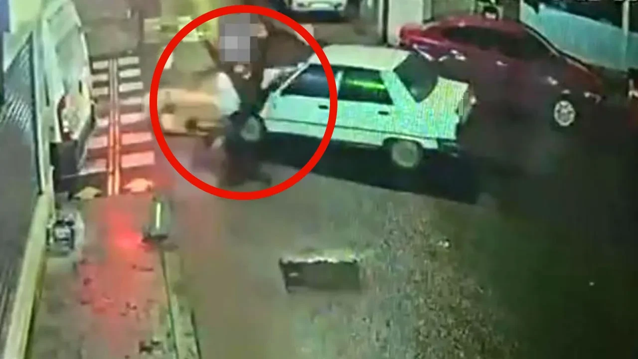 Otomobilin çarptığı motosiklet sürücüsü havaya uçtu