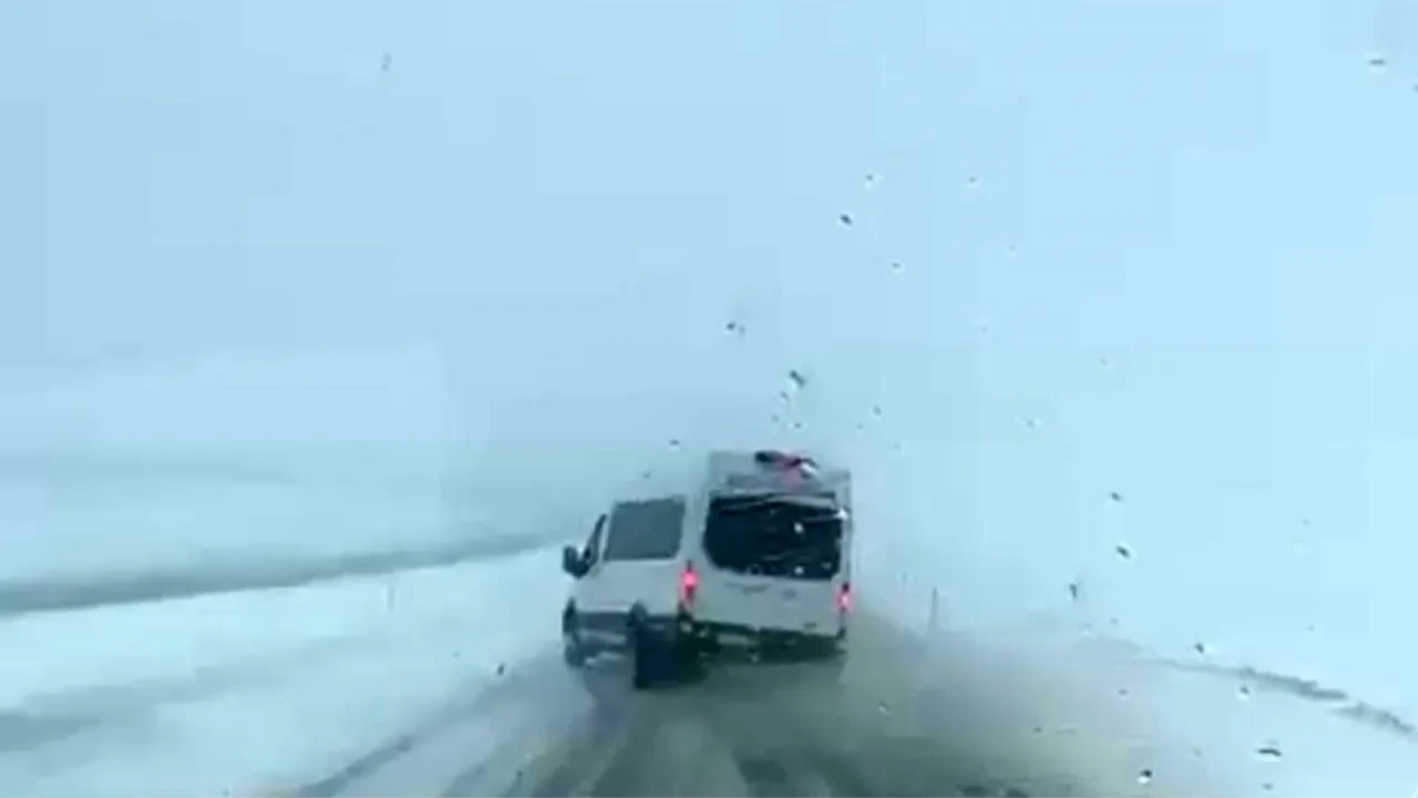 Siirt'te minibüsün kıl payı atlattığı kaza kamerada!