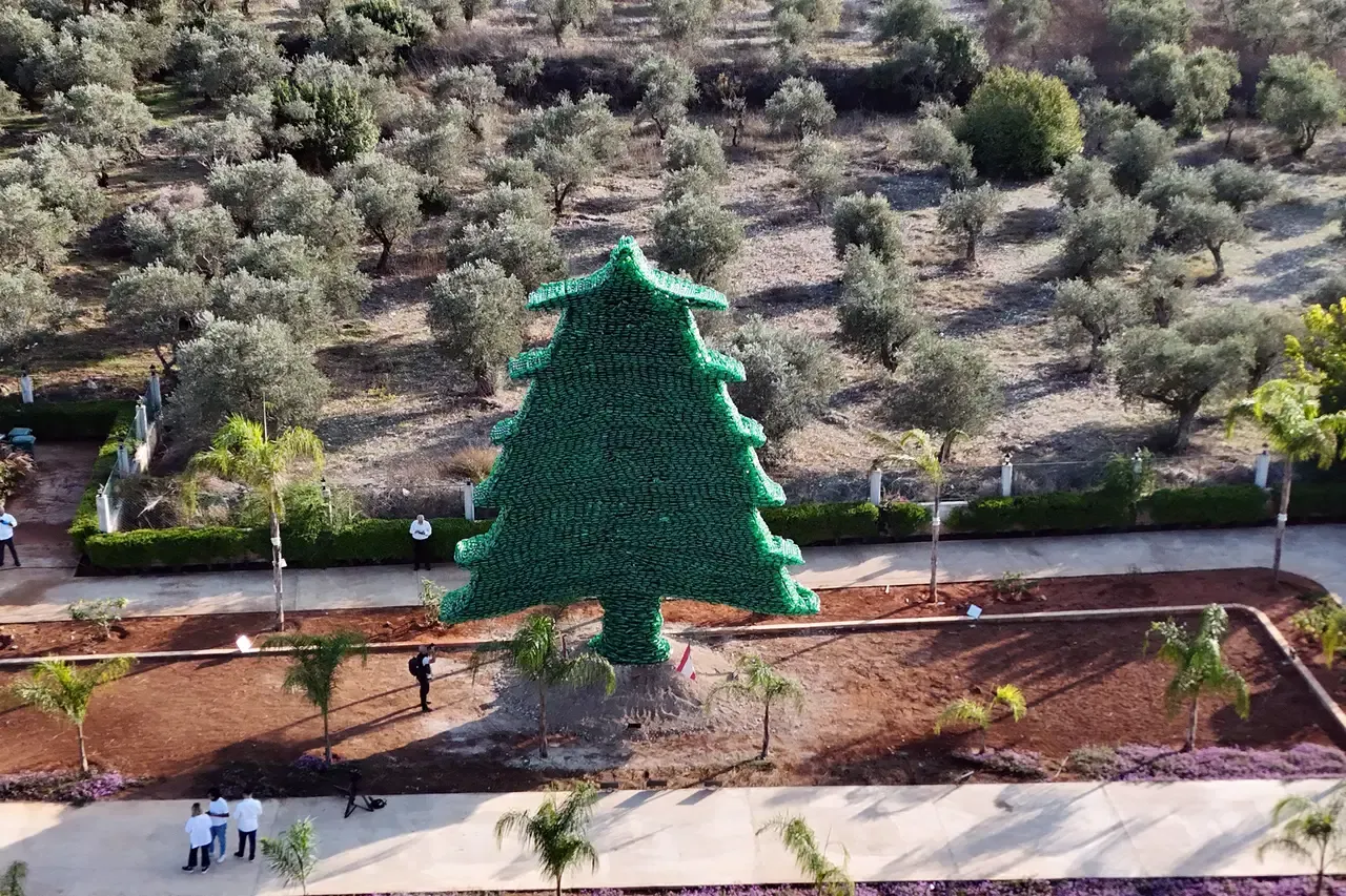 dünyanın en büyük plastik sedir ağacı