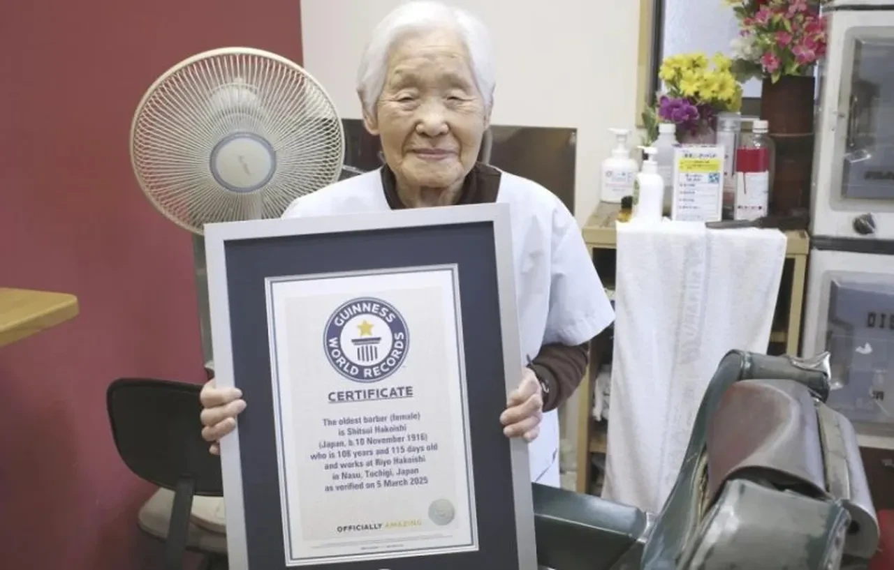 108 yaşındaki Hakoişi Şitsui, 5 Mart'ta "dünyanın çalışan en yaşlı kadın berberi" 