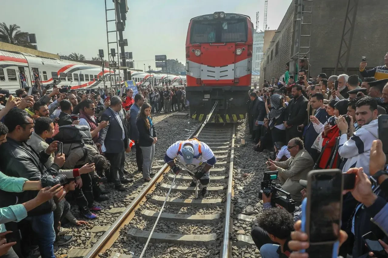 Mısırlı 43 yaşındaki güreşçi Eşref Mahrus, oruçluyken 279 tonluk bir treni çekti