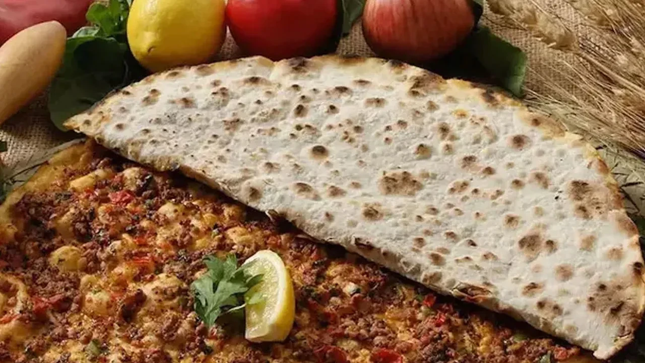 Ünlü kebapçıda gelen adisyon şaşkına çevirdi! 3 lahmacuna ödenen para dudak uçuklattı