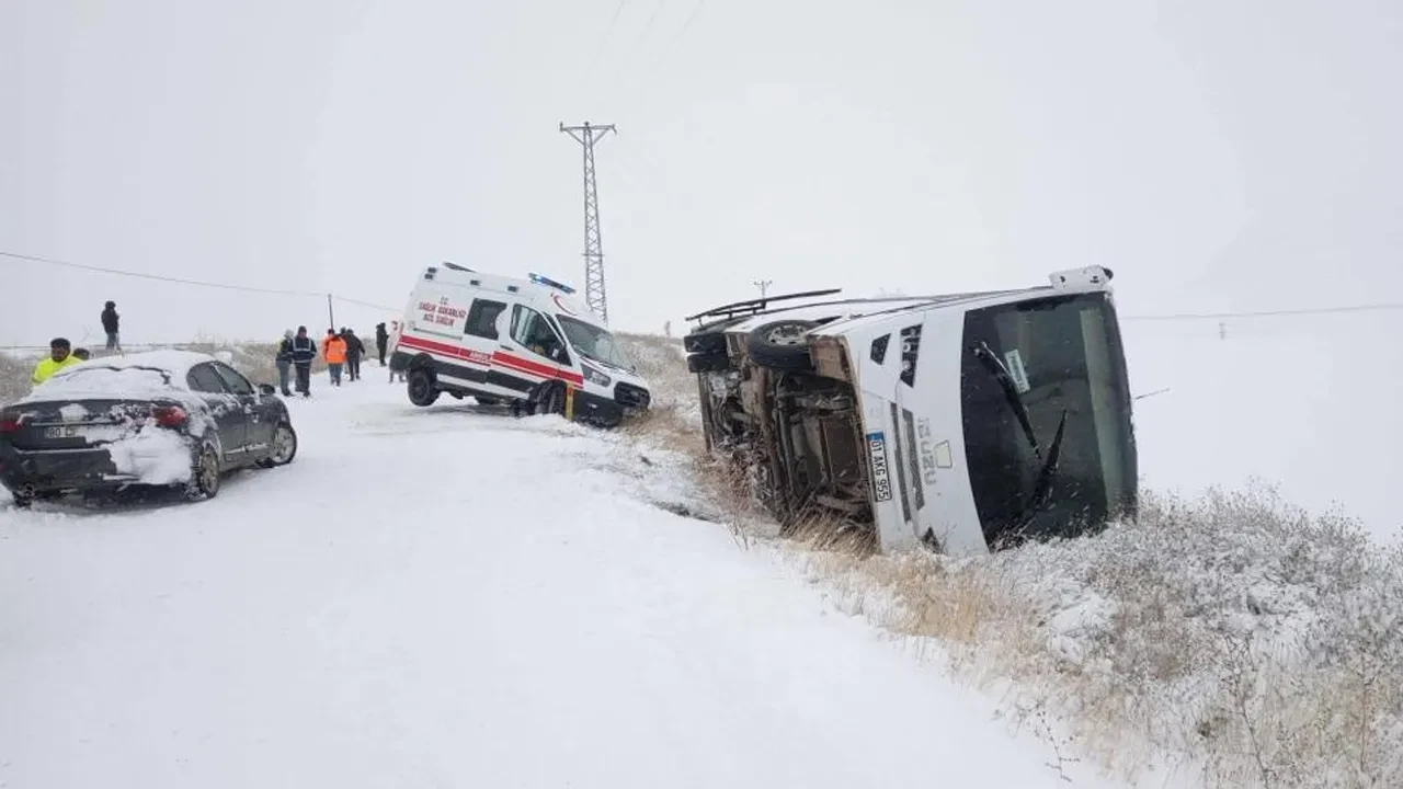 Adana'da işçi servisi devrildi! Yardıma giden ambulans kara saplandı
