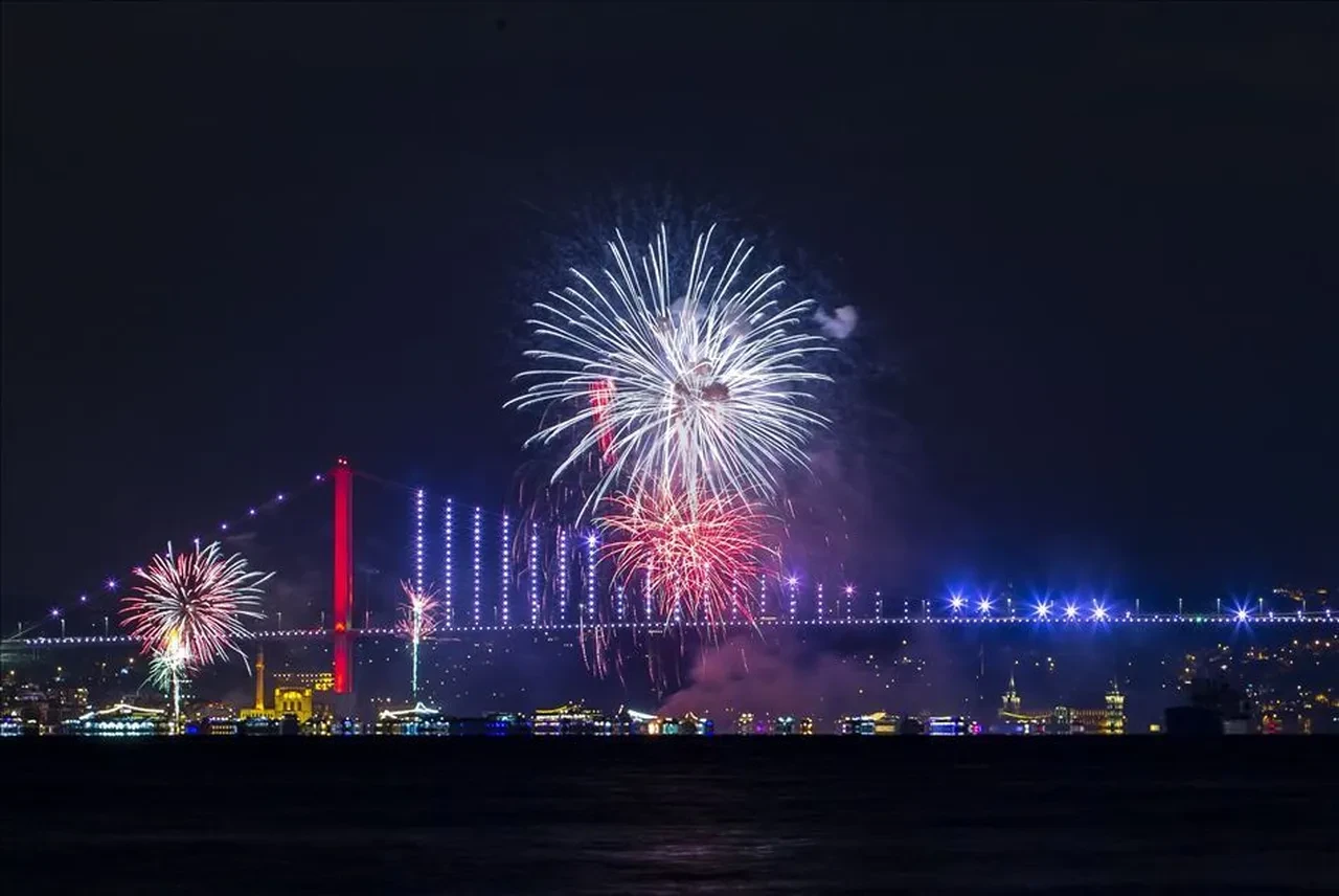 Aileye yılbaşı mesajları 2026 & sözleri |  Anneye, babaya, ablaya, abiye, kardeşe, arkadaşa, eşe ve iş arkadaşına (kurumsal) yeni yıl mesajları