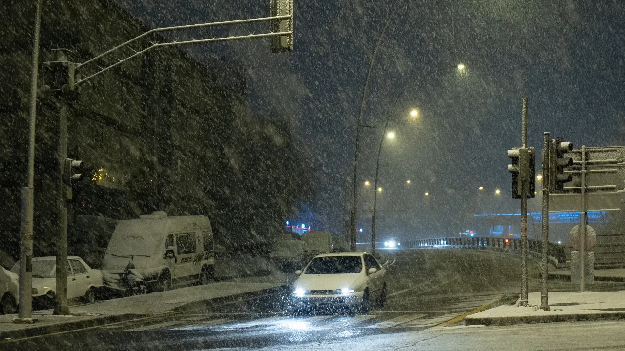 Ankara'da kar yağışı sevinci: Gece saatlerinde sokaklara çıktılar