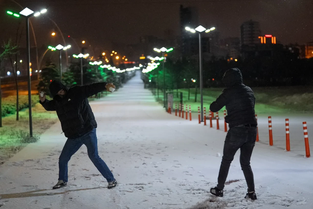 Ankara'da kar yağışı sevinci: Gece saatlerinde sokaklara çıktılar
