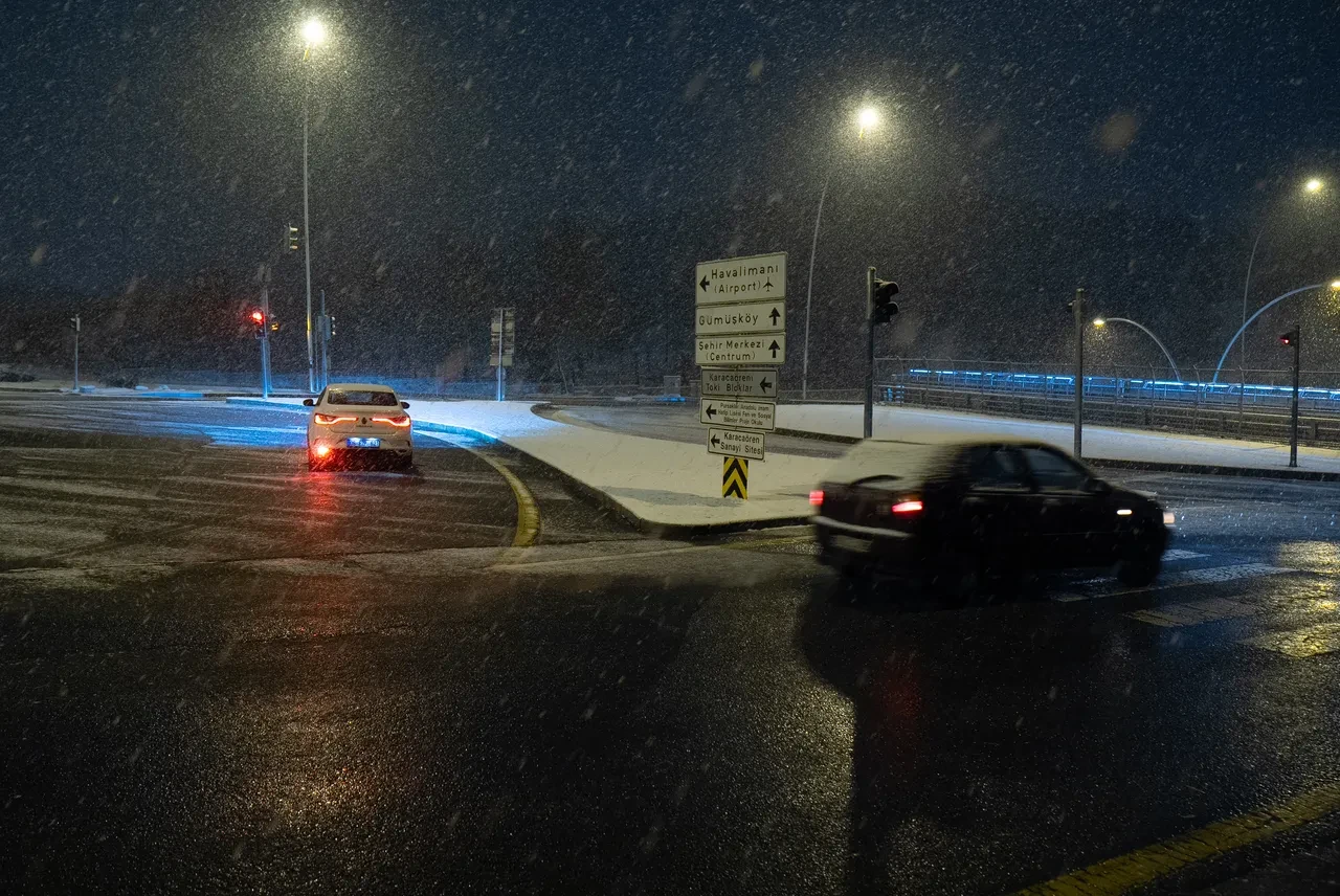 Ankara'da kar yağışı sevinci: Gece saatlerinde sokaklara çıktılar