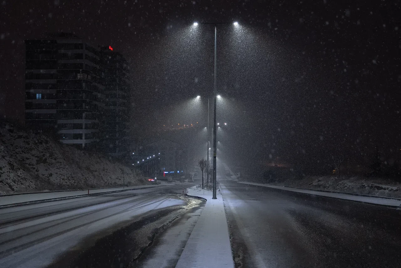 Ankara'da kar yağışı sevinci: Gece saatlerinde sokaklara çıktılar