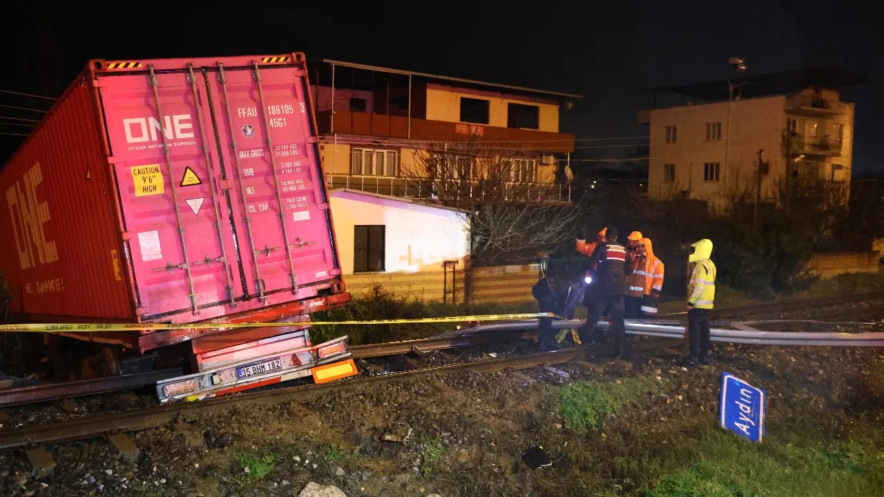 Aydın'da tır tren yoluna uçtu: Şoför hayatını kaybetti
