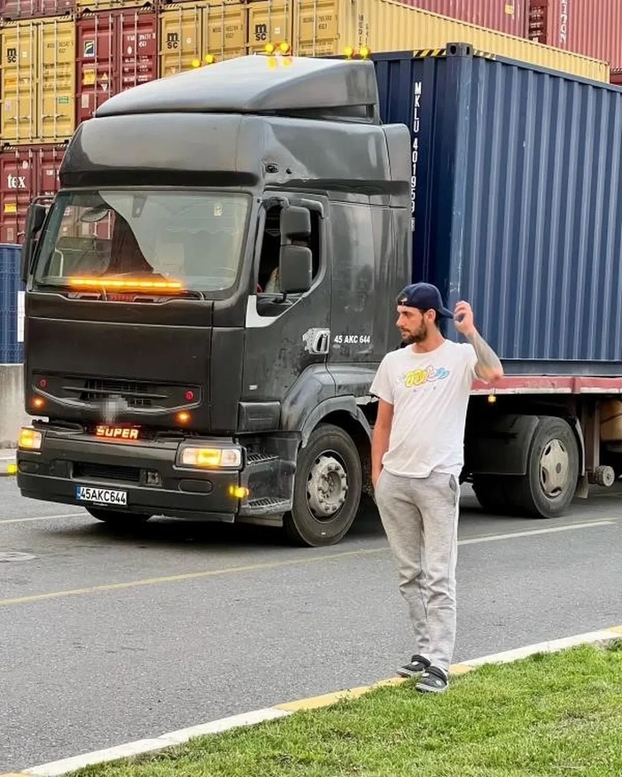 Aydın'da tır tren yoluna uçtu: Şoför hayatını kaybetti