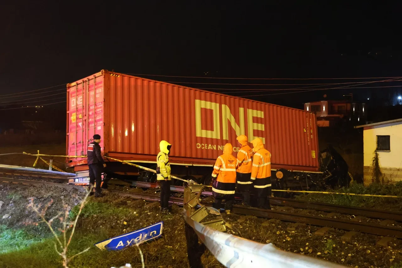 Aydın'da tır tren yoluna uçtu: Şoför hayatını kaybetti
