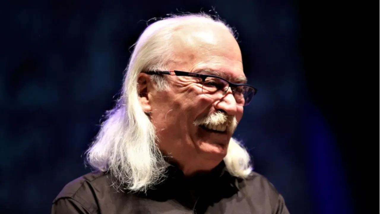 Cahit Berkay aracıyla restorana daldı 