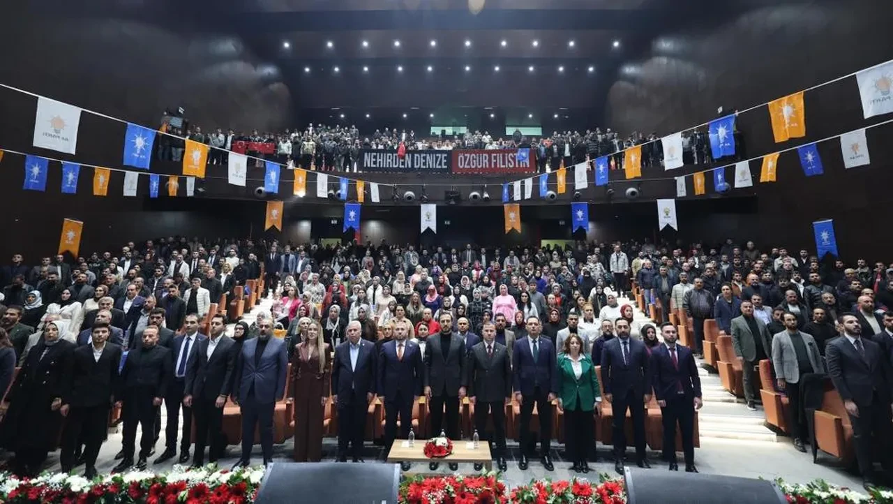 CHP'den istifa eden 150 kişi AK Parti'ye geçti