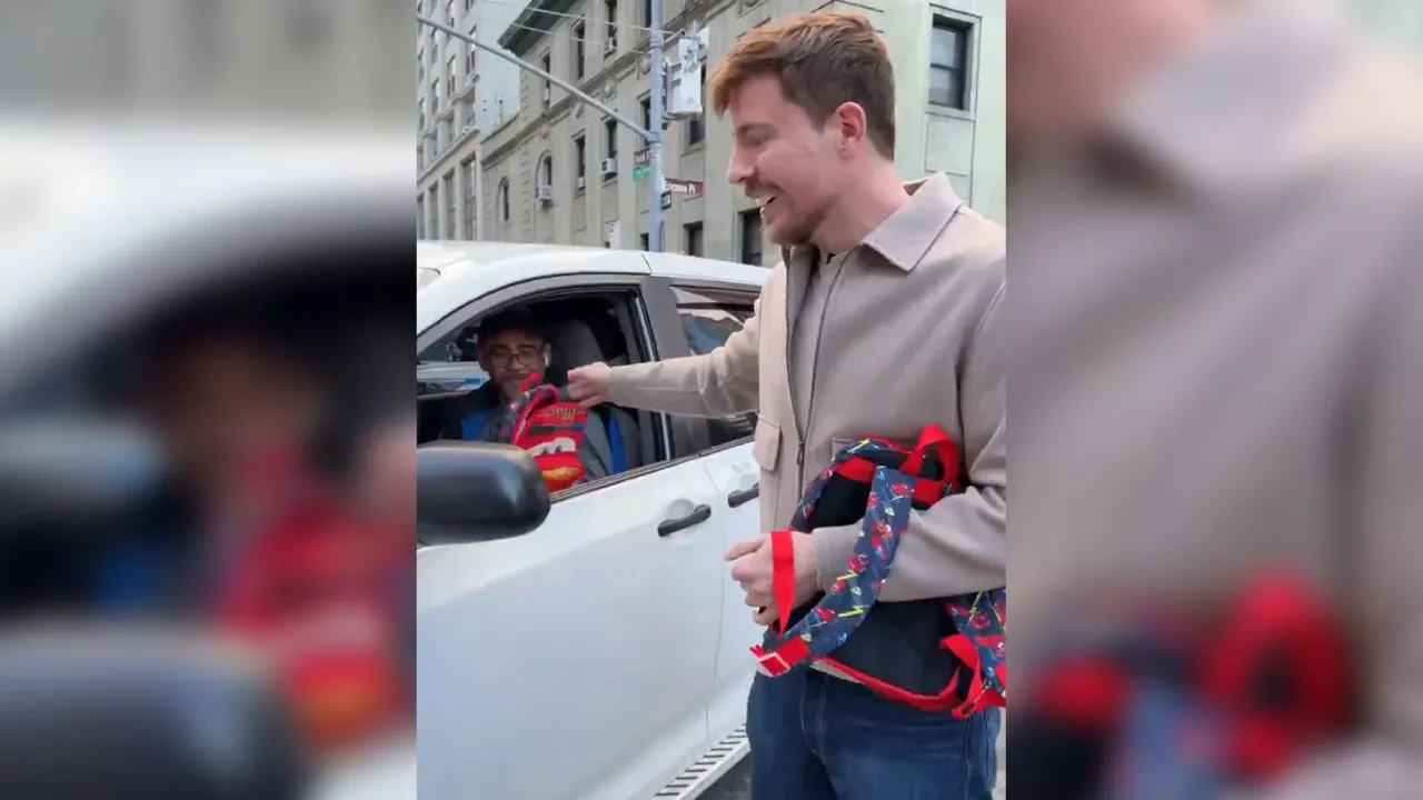 Dünyaca ünlü YouTuber'dan çok konuşulacak hareket! Araba araba gezip kurabiye dağıtır gibi dağıttı