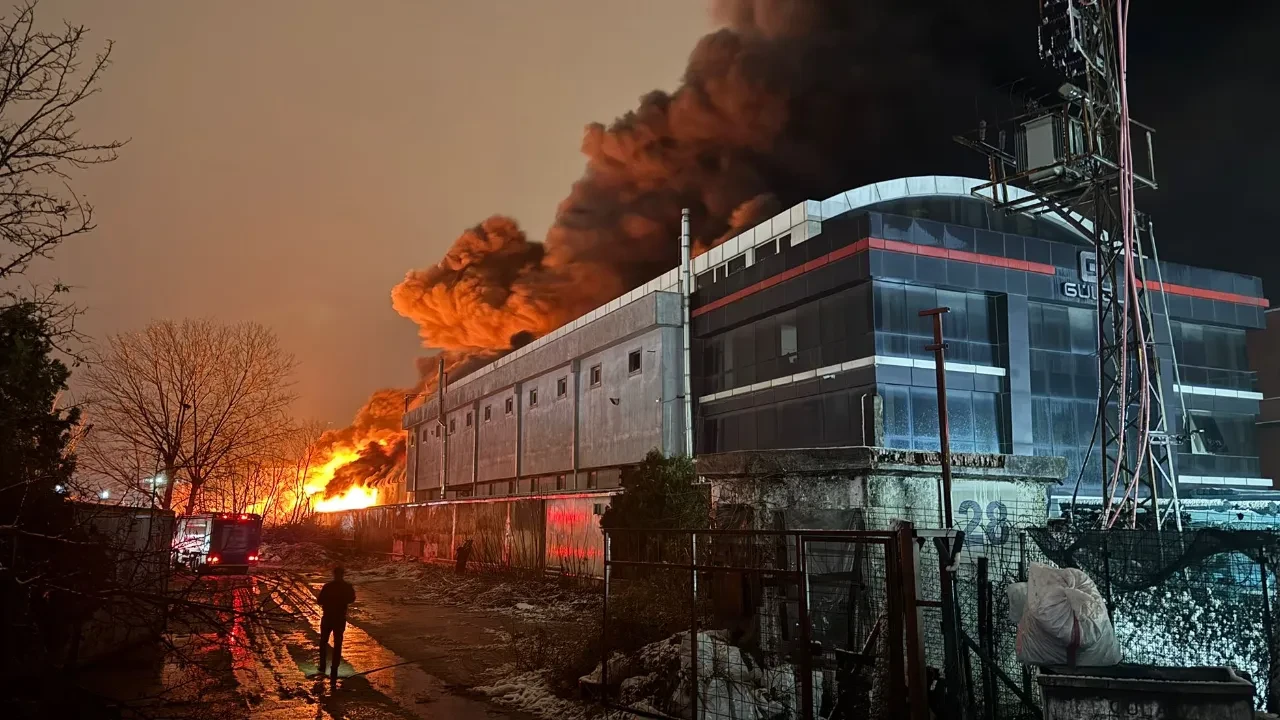 Esenyurt'ta gece alevlerle aydınlandı: Kahve fabrikası yanıyor