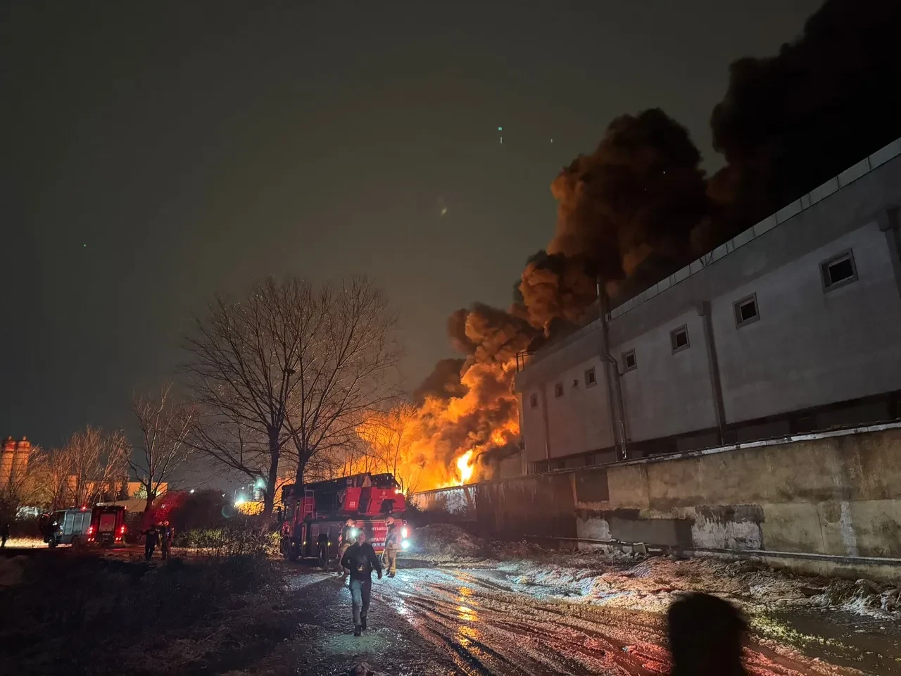 Esenyurt'ta gece alevlerle aydınlandı: Kahve fabrikası yanıyor