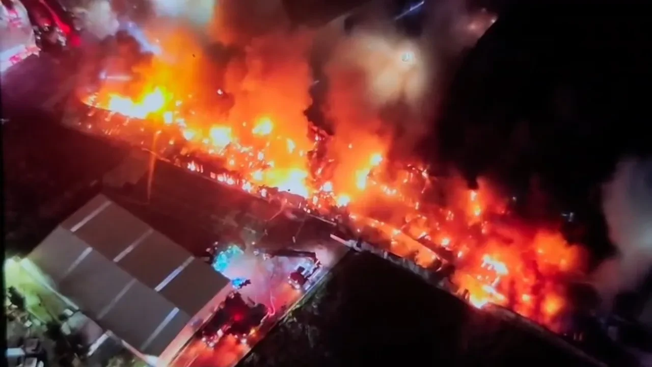 Esenyurt'ta gece alevlerle aydınlandı: Kahve fabrikası yanıyor