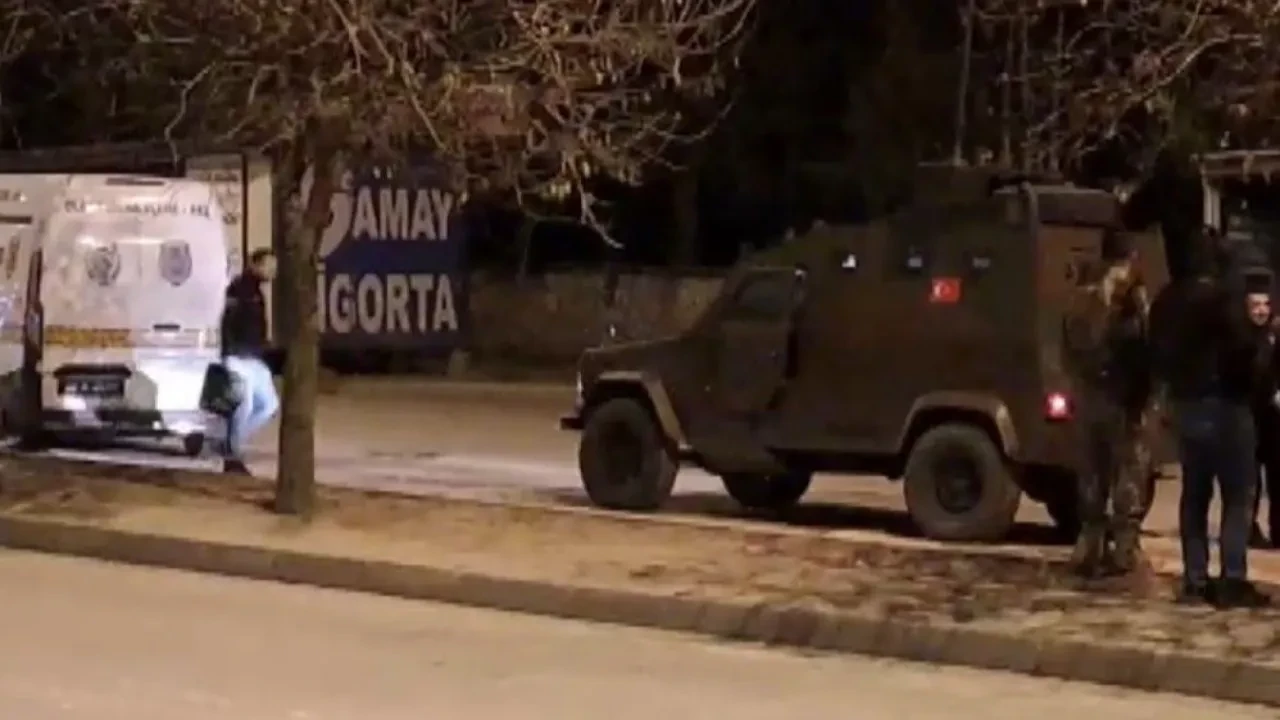 Gece saatlerinde hareketli dakikalar! Şüpheli araçtan el yapımı çıktı: Bomba imha uzmanları çağrıldı 