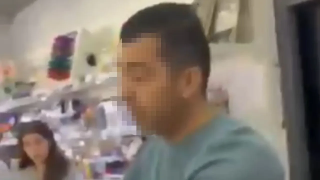 Genç kızların fotoğrafını çekerken yakalandı! Mide bulandıran anlar kamerada