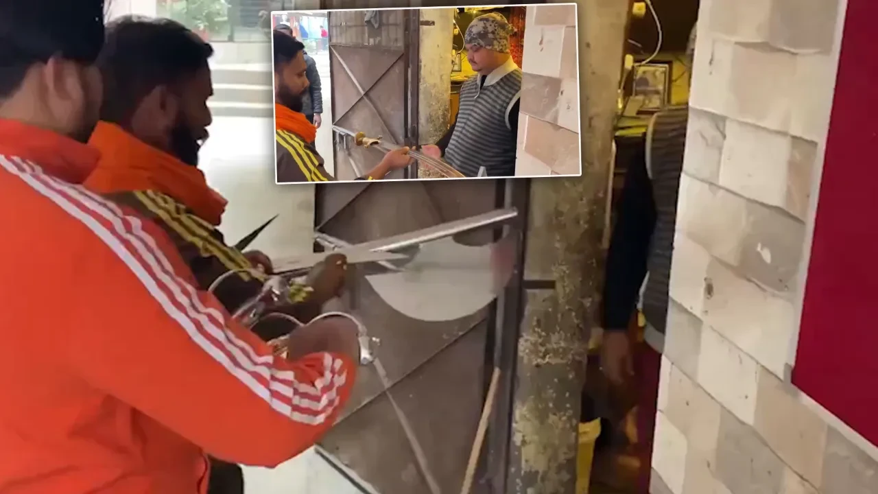 Halka kılıç dağıtan ekibe gözaltı! Hindistan'da polisi harekete geçiren görüntüler