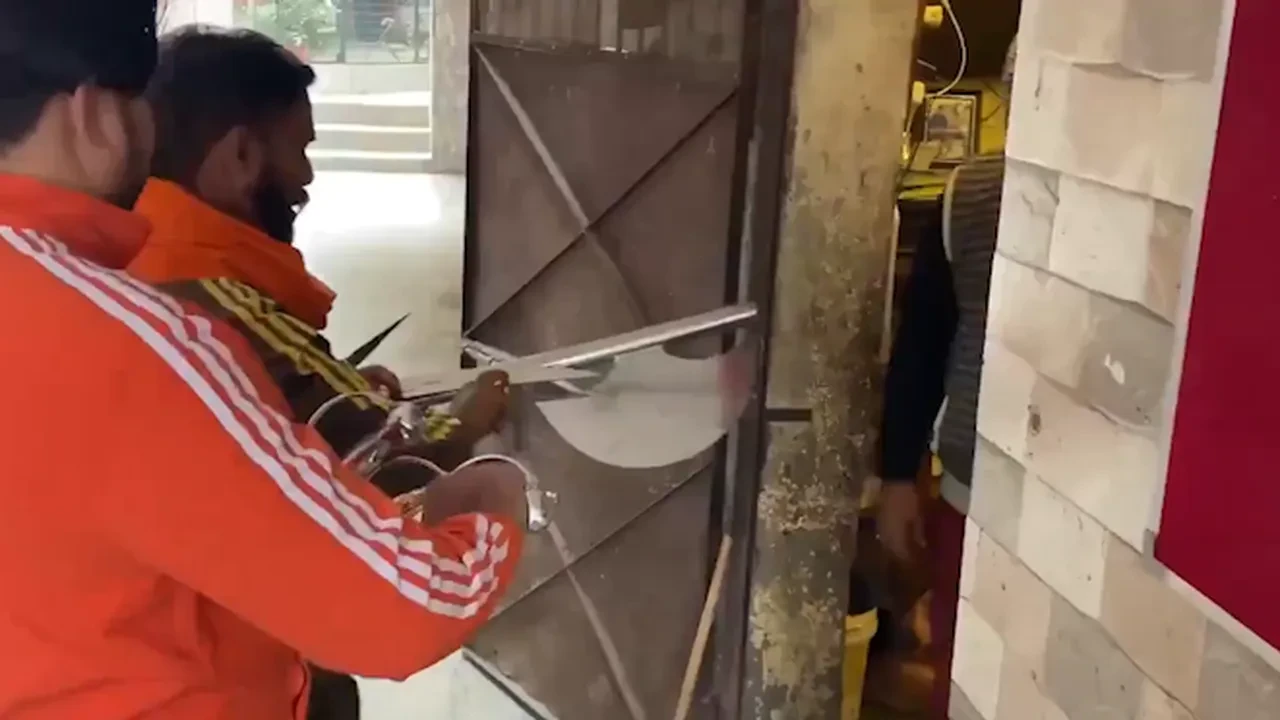 Halka kılıç dağıtan ekibe gözaltı! Hindistan'da polisi harekete geçiren görüntüler