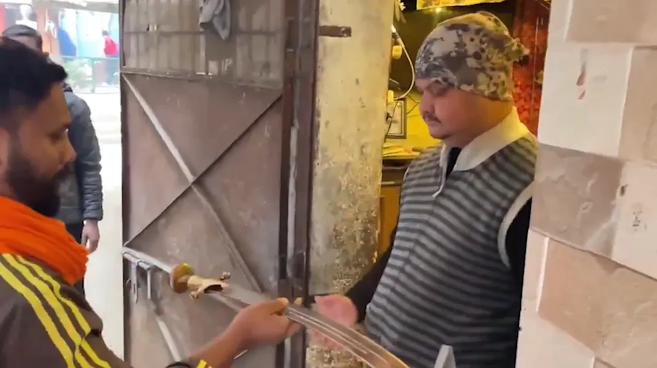 Halka kılıç dağıtan ekibe gözaltı! Hindistan'da polisi harekete geçiren görüntüler