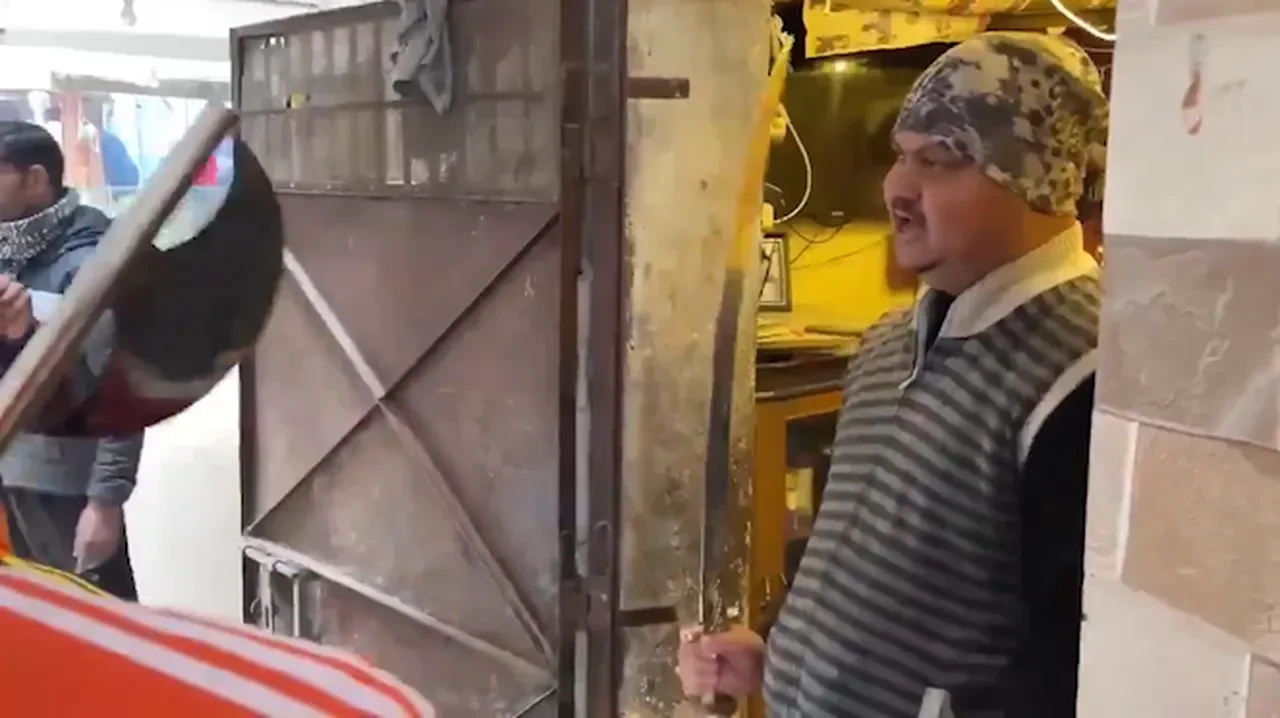 Halka kılıç dağıtan ekibe gözaltı! Hindistan'da polisi harekete geçiren görüntüler