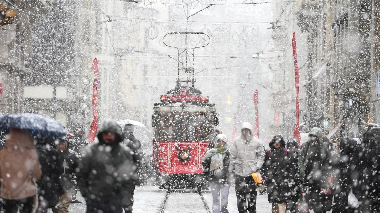İstanbul Valiliği'nden kar yağışı uyarısı! Saat verildi, ilçe ilçe açıklandı: Kuvvetli geliyor!