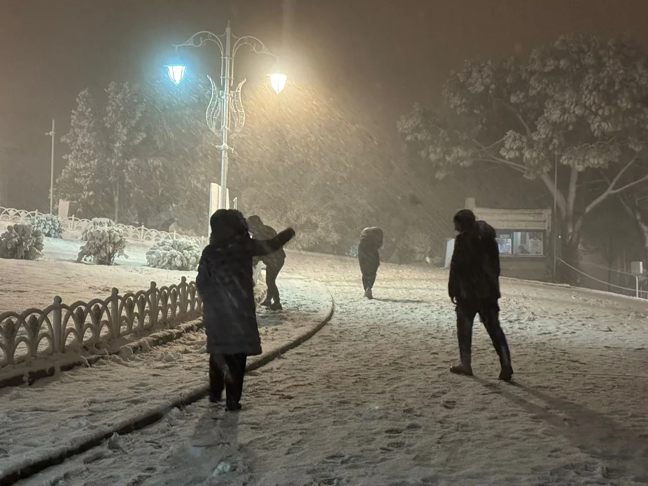 İstanbul'da kar yağışı başladı! Okullar tatil olacak mı? Vali Davut Gül'den açıklama var