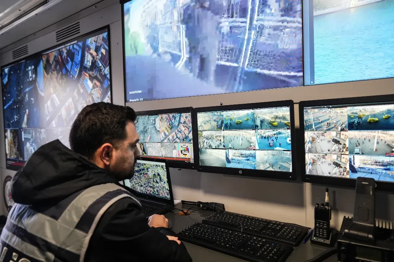 İstanbul'da yılbaşı önlemleri: İstiklal Caddesi ve Taksim Meydanı'nda kuş uçurtulmuyor