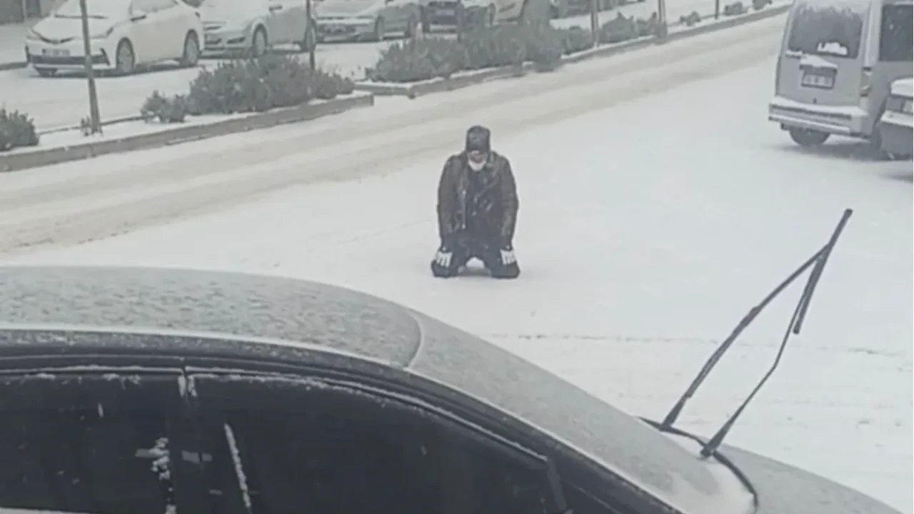 Kar yağışını görünce cadde ortasında secdeye kapandı! İlginç anlar kamerada