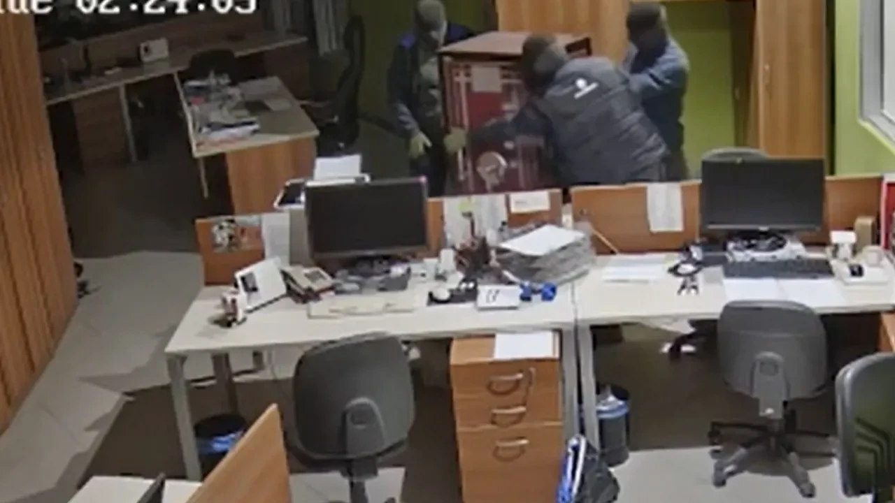 Manisa’da 2 milyon Avro'luk soygun kamerada! Çelik kasayı metrelerce sürüklediler