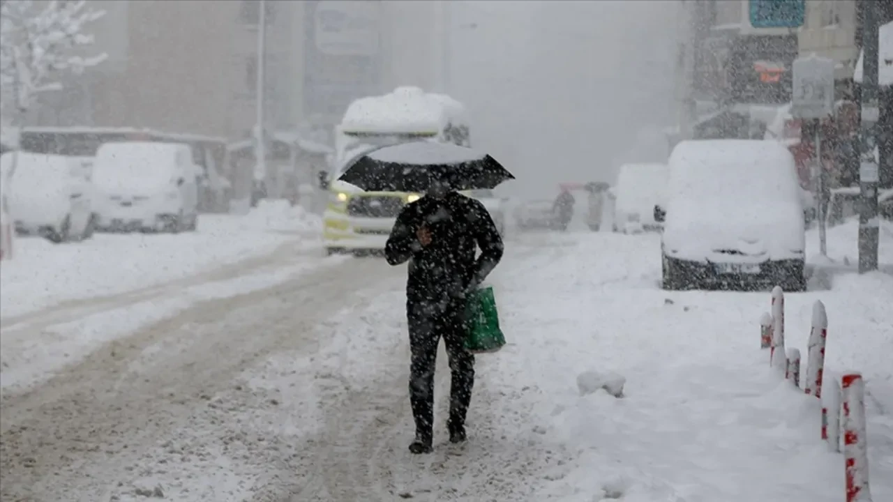 Meteoroloji illeri tek tek duyurdu! Kuvvetli kar yağışı ve buz gibi hava günlerce sürecek: Sıcaklıklar eski 22 dereceye kadar düşecek