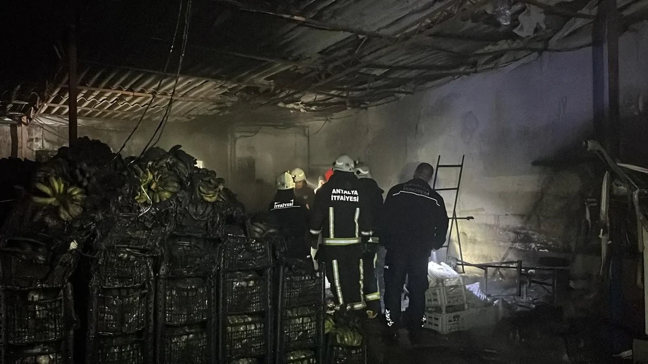 Muzların sarartıldığı tesisi alevler sardı: Tonlarcası bir anda zarar gördü