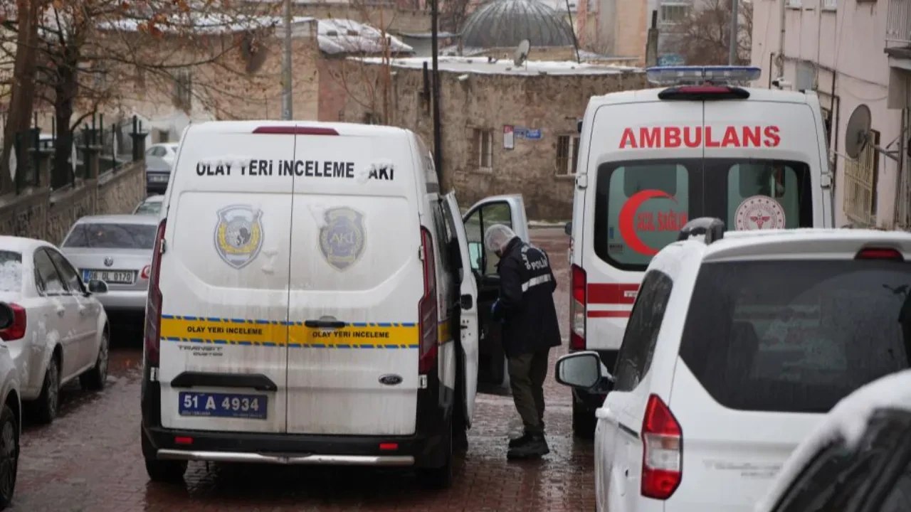 Niğde'de yakınlarının haber alamadığı çift evlerinde ölü bulundu