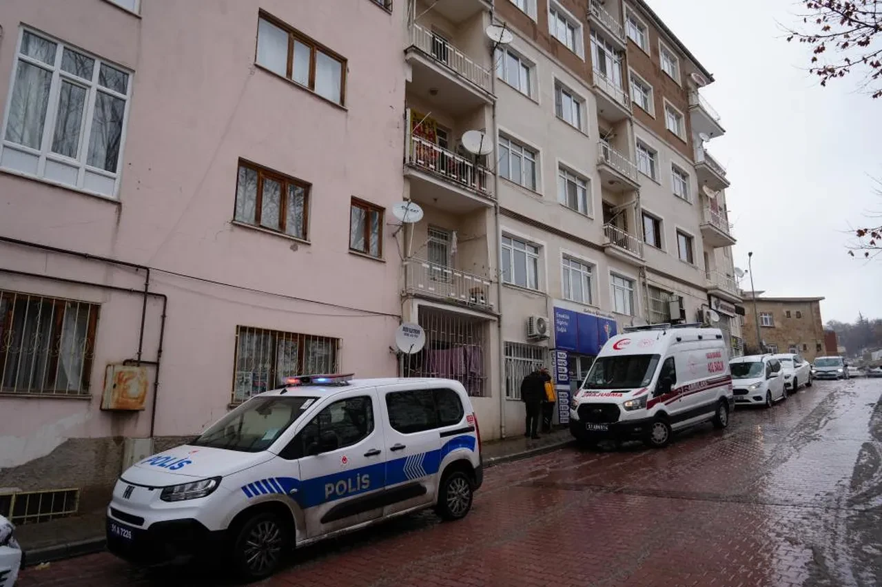 Niğde'de yakınlarının haber alamadığı çift evlerinde ölü bulundu