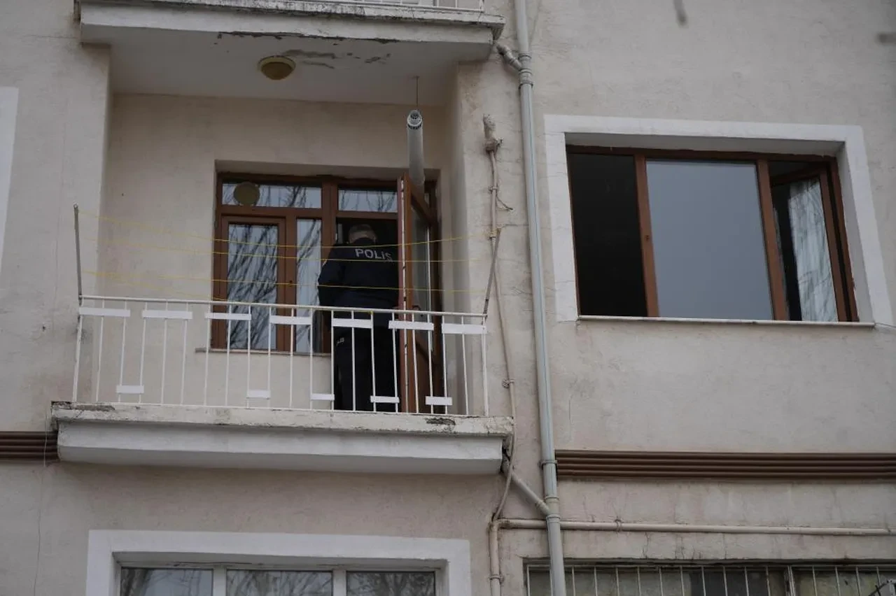 Niğde'de yakınlarının haber alamadığı çift evlerinde ölü bulundu