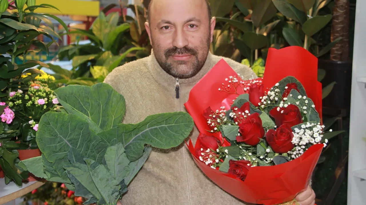 Ordulu çiçekçiden gül buketinde devrim! 'Karalahana' ile süsleyip hem gönüllere hem mideye hitap ediyor
