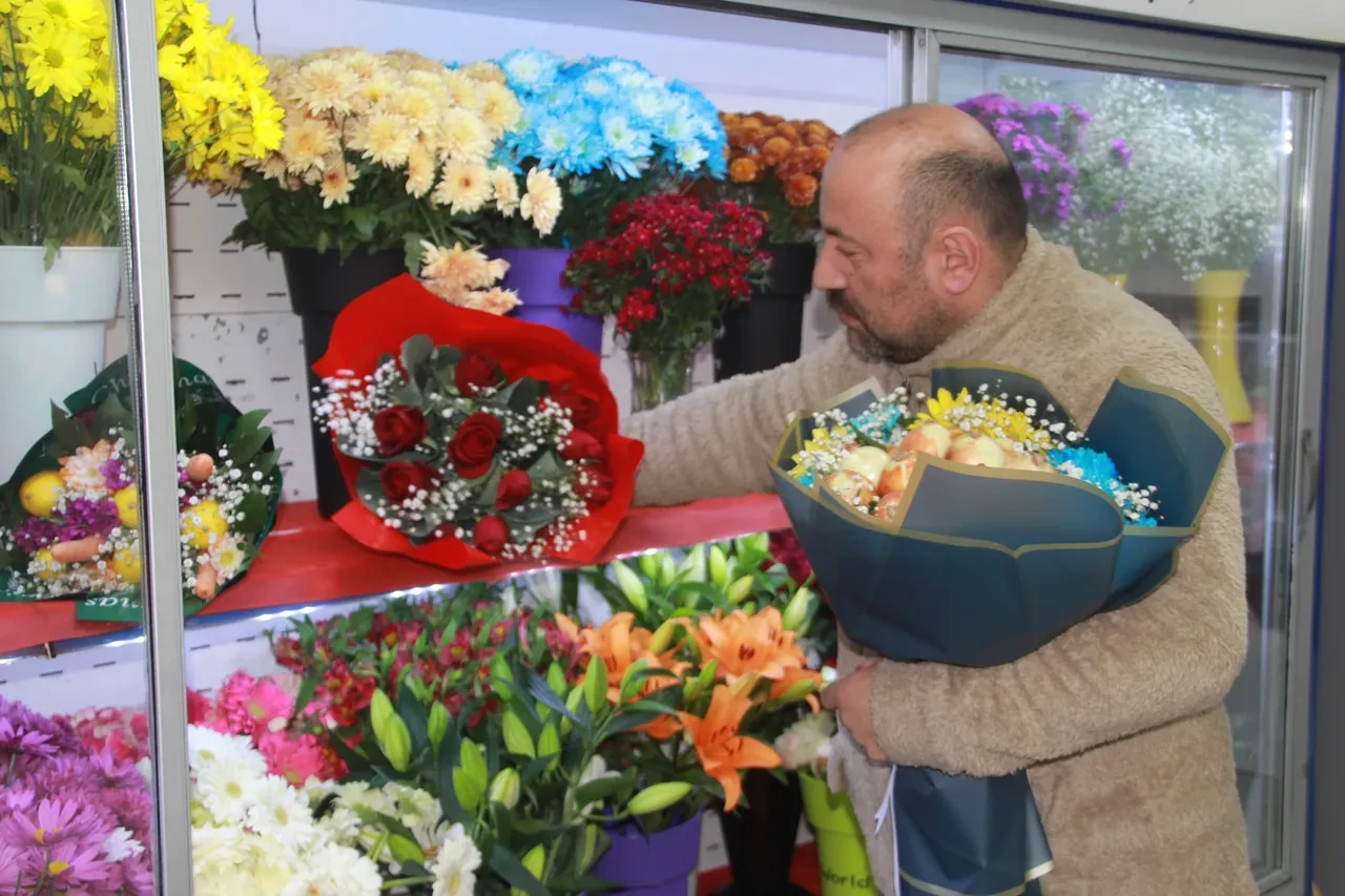 Ordulu çiçekçiden gül buketinde devrim! 'Karalahana' ile süsleyip hem gönüllere hem mideye hitap ediyor