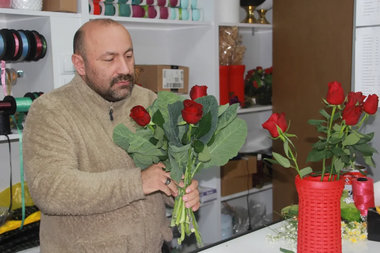 Ordulu çiçekçiden gül buketinde devrim! 'Karalahana' ile süsleyip hem gönüllere hem mideye hitap ediyor