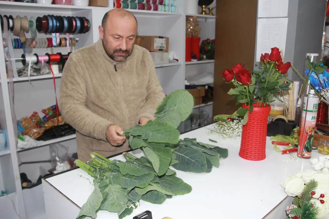 Ordulu çiçekçiden gül buketinde devrim! 'Karalahana' ile süsleyip hem gönüllere hem mideye hitap ediyor