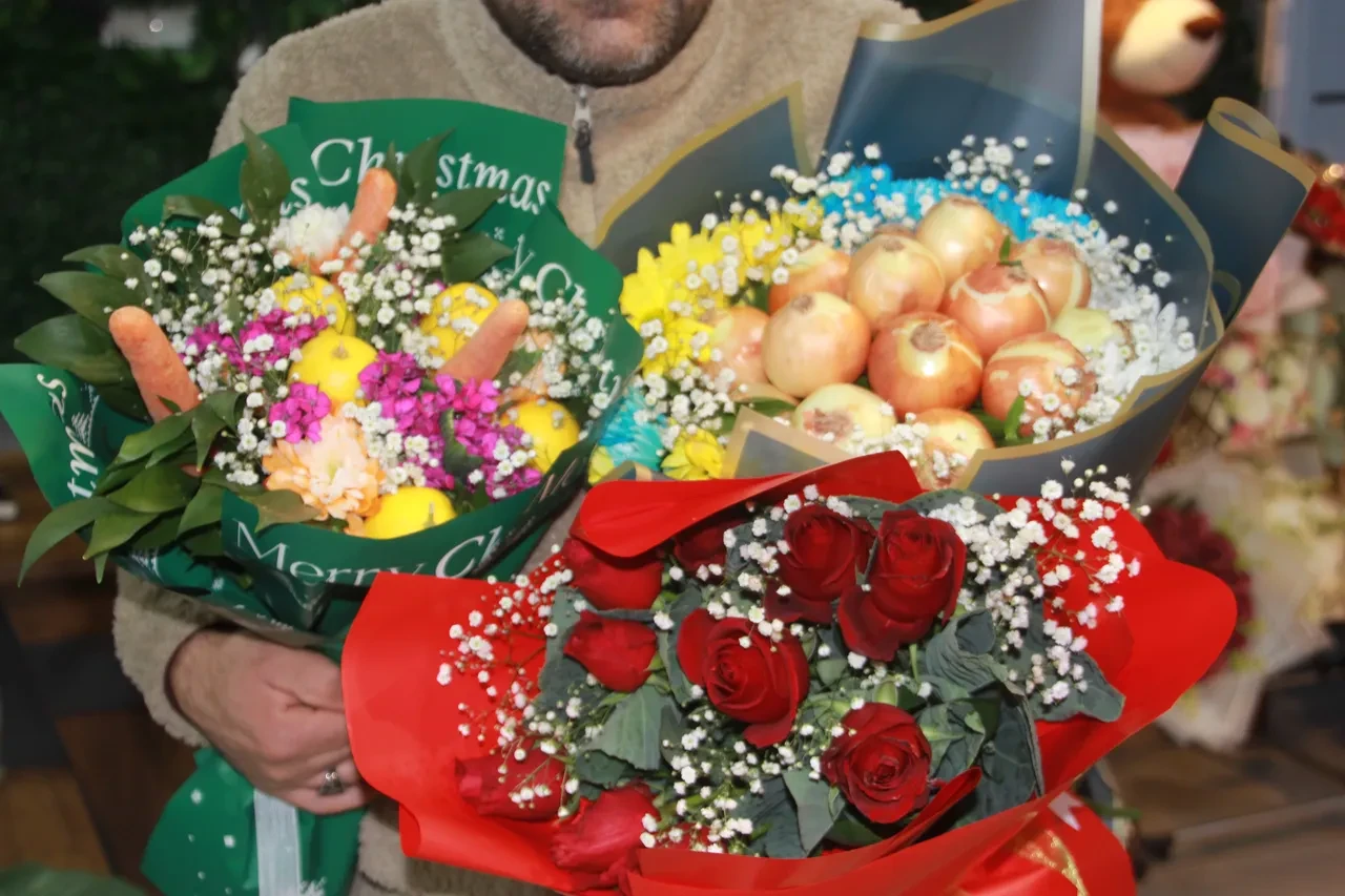 Ordulu çiçekçiden gül buketinde devrim! 'Karalahana' ile süsleyip hem gönüllere hem mideye hitap ediyor