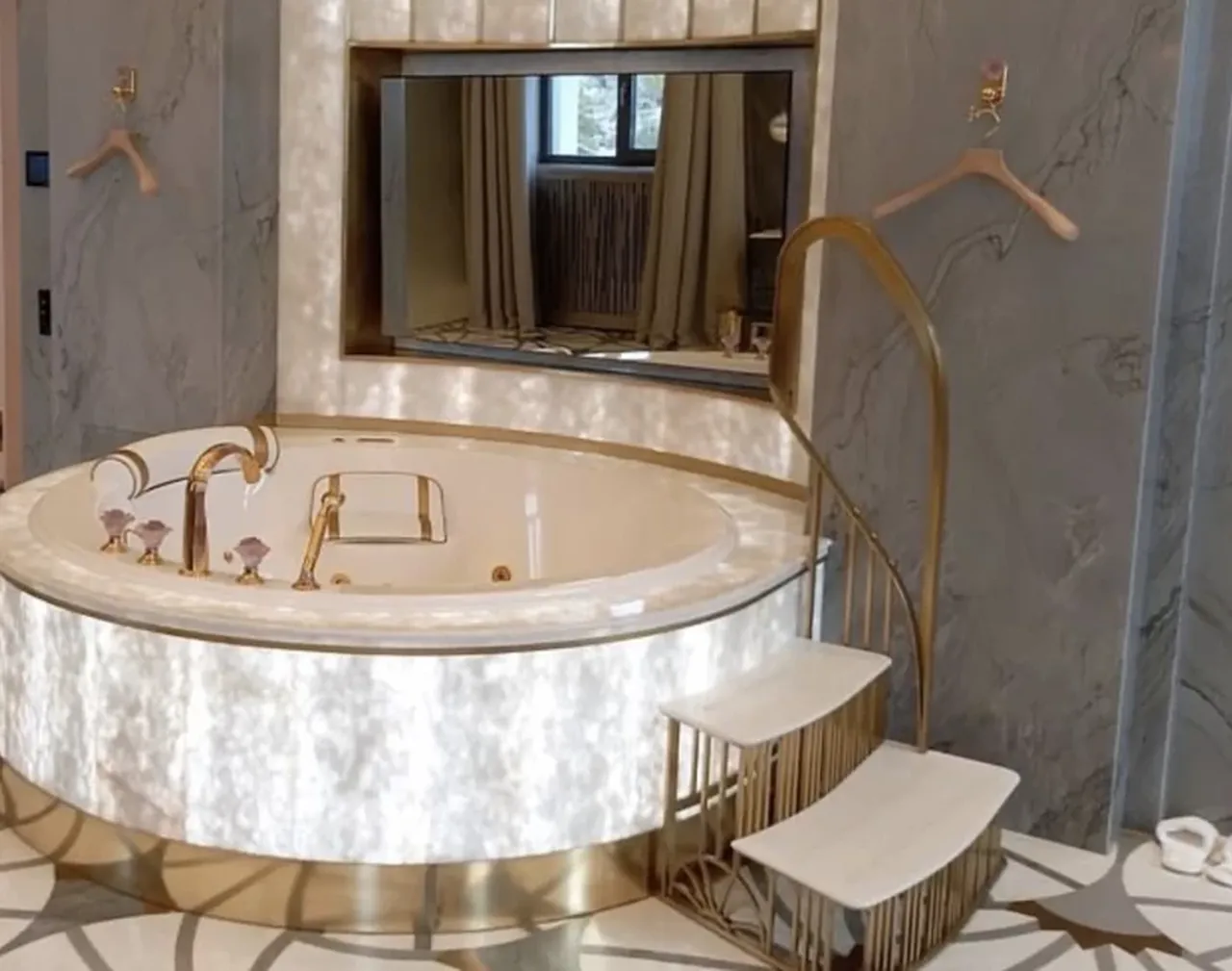 Putin'in Kırım'da el koyduğu sarayın görüntüleri: İçinde hastane, tiyatro, altın döşemeli banyo var