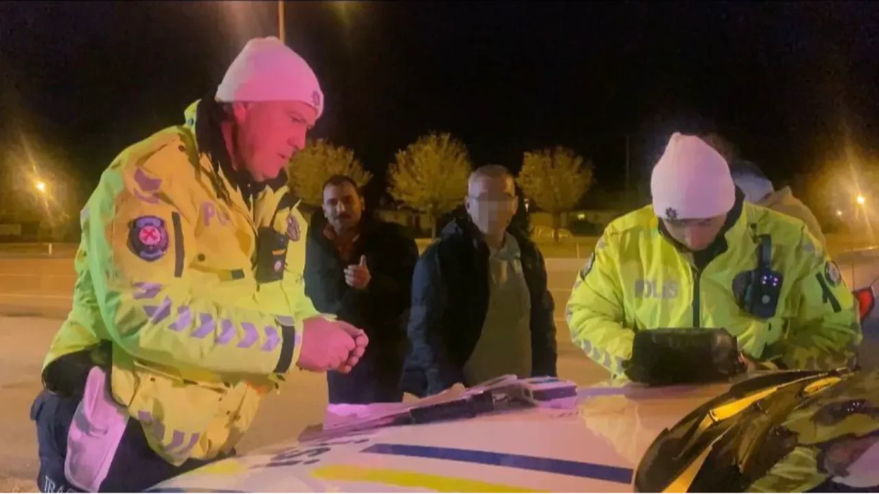 Sürücü alkollü çıktı, yolcu gazeteciye sardı! 'Haberin konusu ne?'