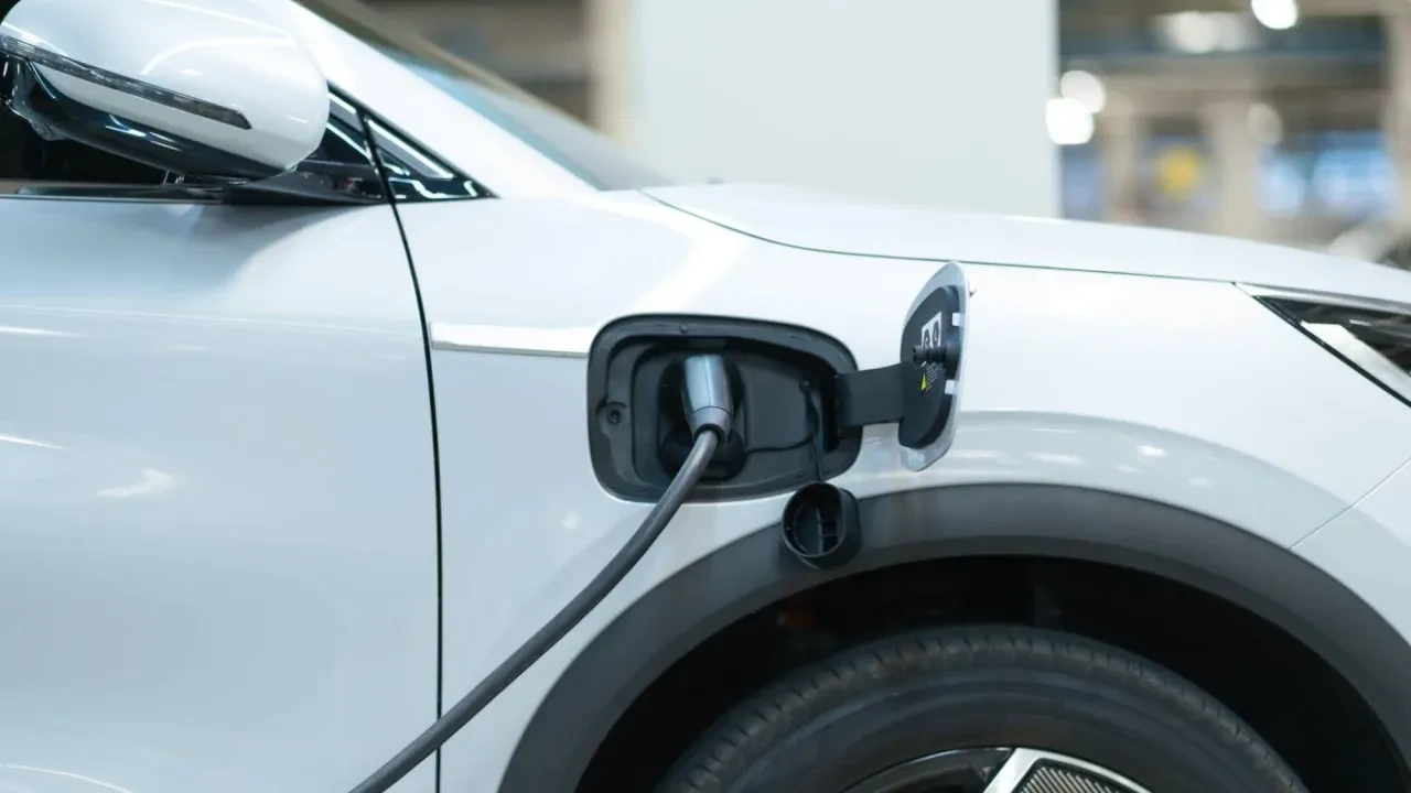 Volvo ve Mercedes sınıfta kaldı: İşte en düşük puanı alan lüks hibrit otomobiller