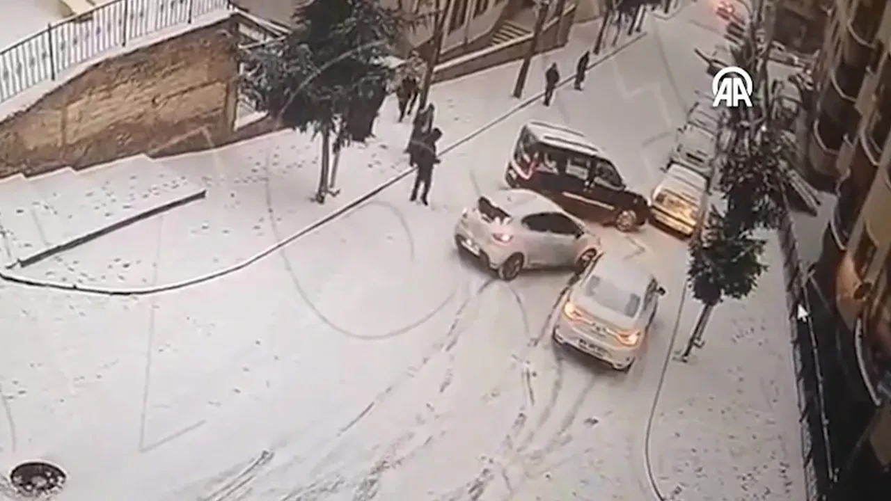 Yollar buz pistine döndü, araçlar böyle kaydı