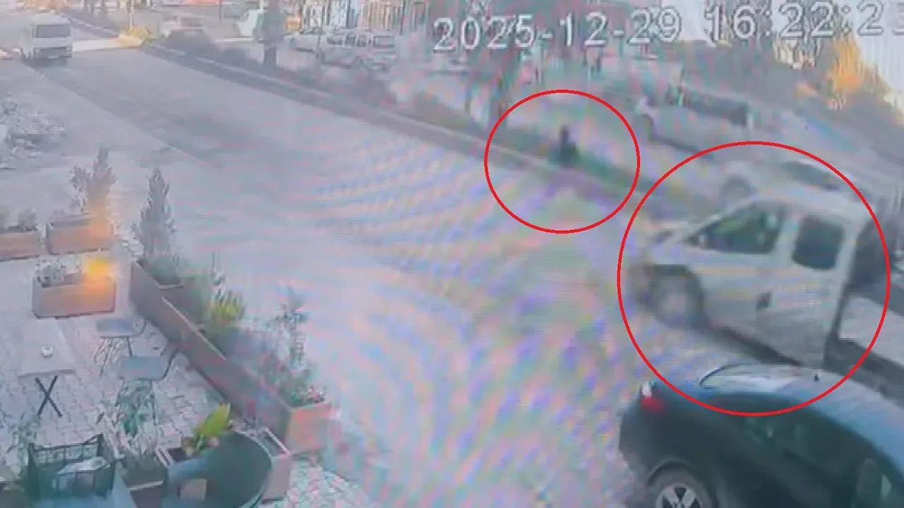 Yolun karşısına geçen çocuk saniyelerle ölümden kurtuldu