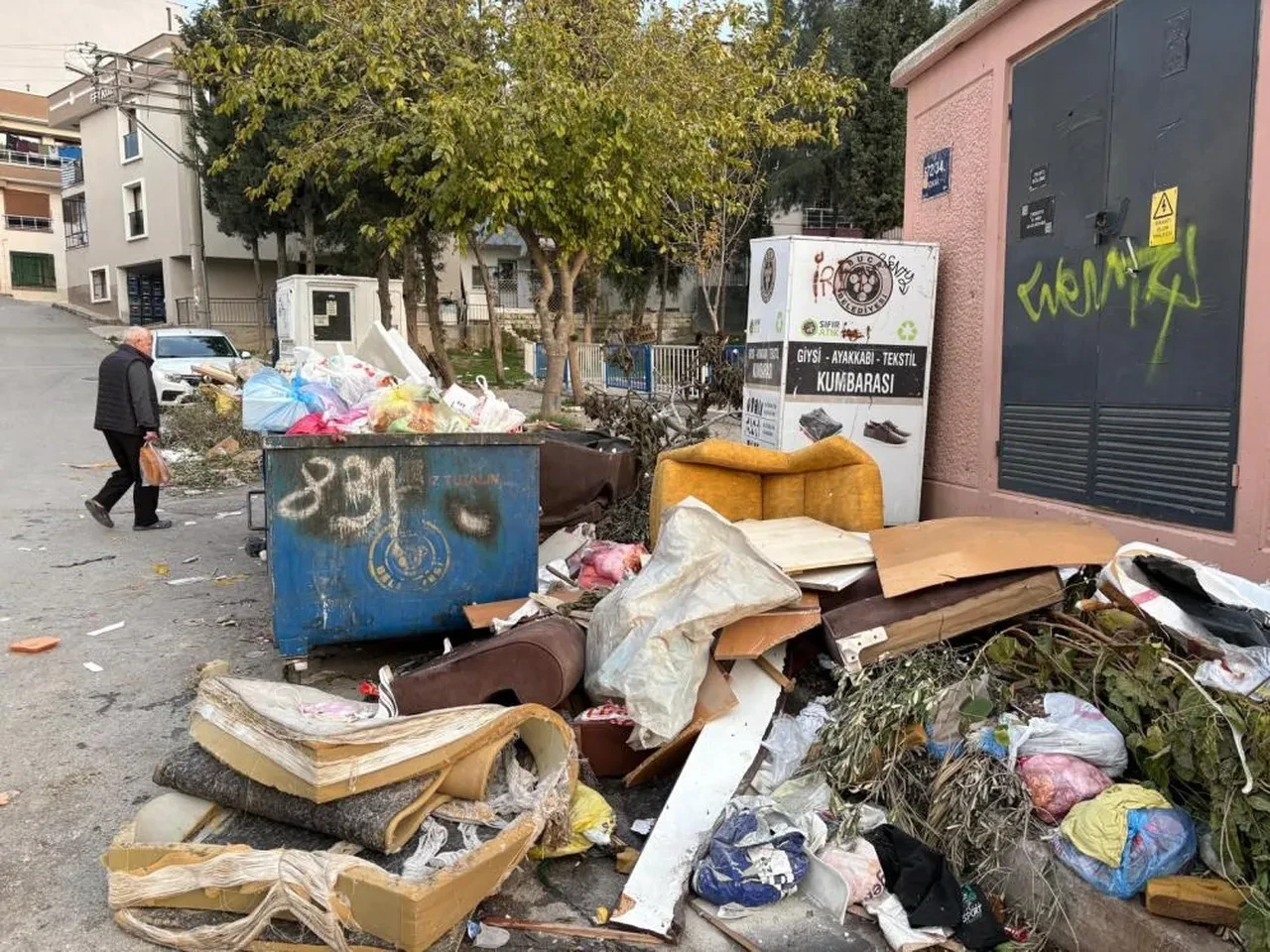 Grev bitti çöpler gitmedi! Buca'da çocuk parkları çöplüklere dönüştü