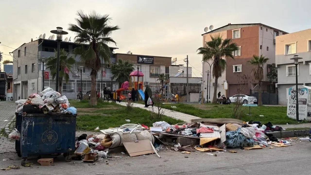 Grev bitti çöpler gitmedi! Buca'da çocuk parkları çöplüklere dönüştü
